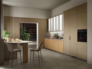 Poetica di Scavolini
ha le ante a telaio impiallacciato rovere naturale, cieche o con vetro scanalato, e lisce di Pet Microdecor tinta Oro Perla. Maniglia esterna e zoccolo in finitura Titanio e piano di Pietra Beige Trade con lavello integrato. www.scavolini.com Poetica di Scavolini
ha le ante a telaio impiallacciato rovere naturale, cieche o con vetro scanalato, e lisce di Pet Microdecor tinta Oro Perla. Maniglia esterna e zoccolo in finitura Titanio e piano di Pietra Beige Trade con lavello integrato. www.scavolini.com