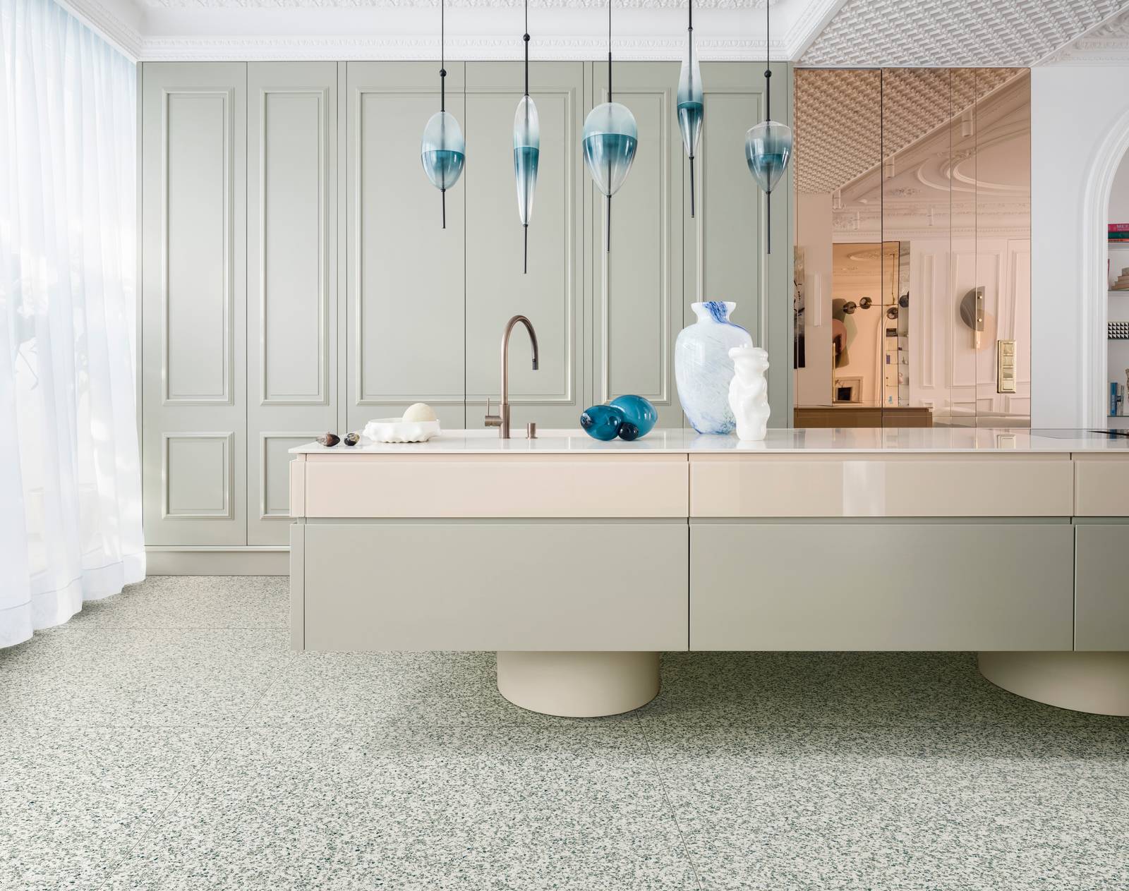 Cucina classico contemporanea verde salvia con pavimento in gres Marazzi Frammento effetto graniglia