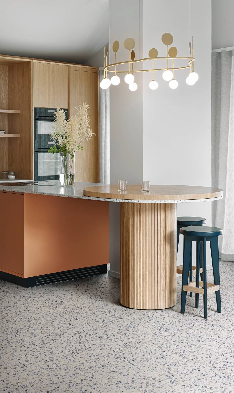 Cucina color salmone e legno con penisola e pavimento in gres Marazzi Frammento effetto graniglia