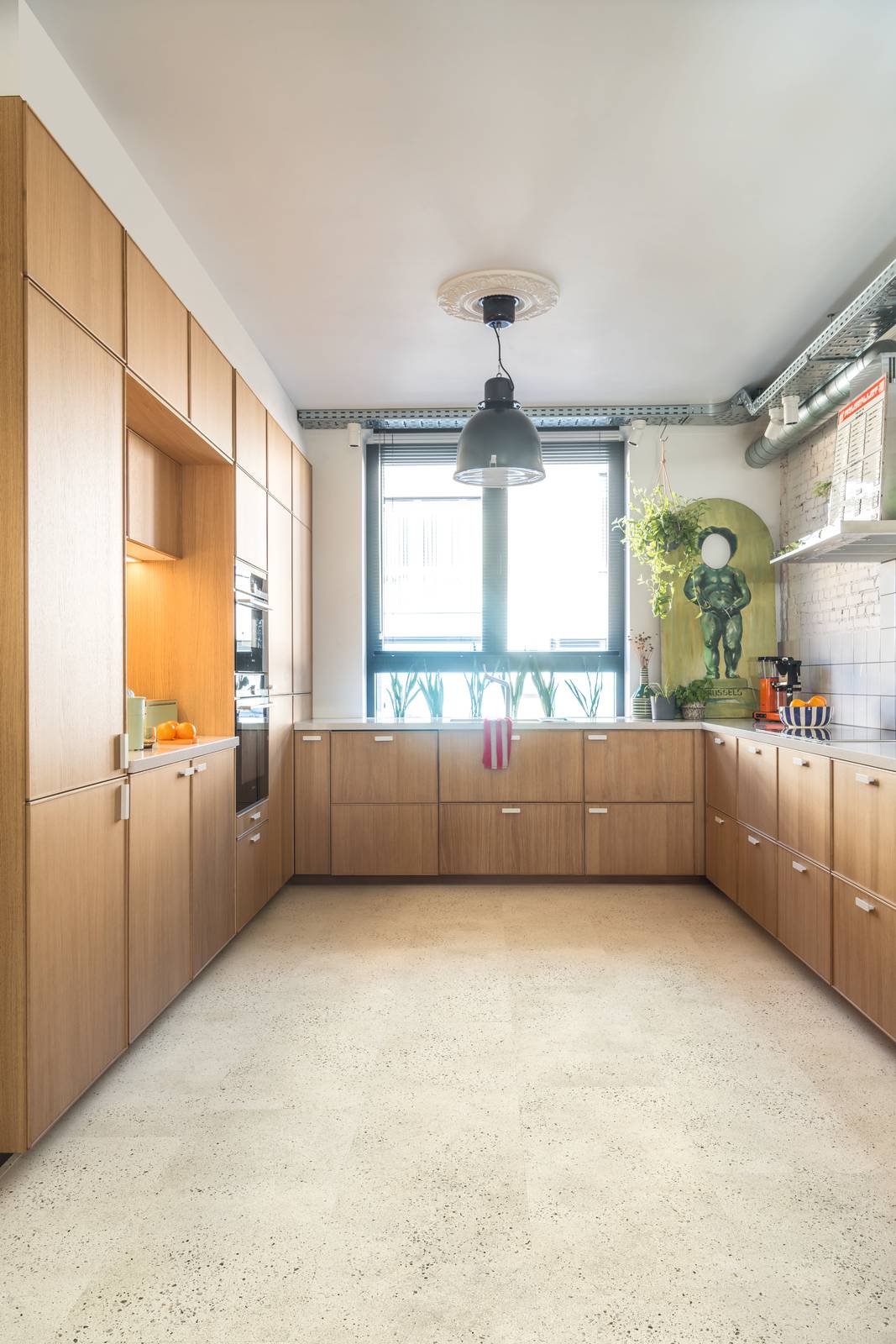 Cucina con pavimento in LVT con spessore di 6 mm, collezione Illume di Quick-Step. https://www.quick-step.it/