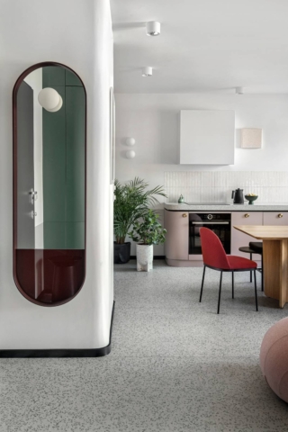 Cucina rosa senza pensili e con pavimento in gres Marazzi Frammento effetto graniglia grigio