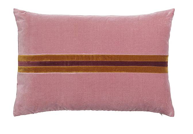 Fatto a mano in Danimarca, in velluto di cotone al 100%, Harlow di Byflou è imbottito con piumino antibatterico e rispettoso degli animali. Misura 60 x 40 cm; costa 113,64 euro. www.byflou.com