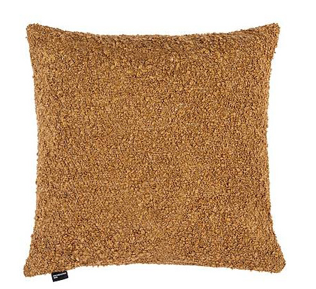 Ha una lavorazione bouclé Sauvage di Fischbacher 1819 in cotone e lino. Misura 50 x 50 cm; costa 98 euro. Fischbacher1819.com