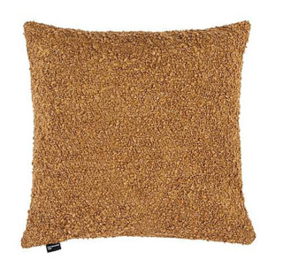 Ha una lavorazione bouclé Sauvage di Fischbacher 1819 in cotone e lino. Misura 50 x 50 cm; costa 98 euro. Fischbacher1819.com