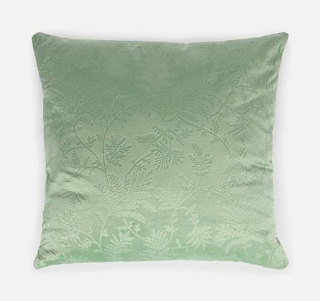 È in velluto l'art. 003959368 di Croff. L'effetto devoré crea un delicato motivo botanico. Misura 45 x 45 cm e costa 24,99 euro. www.croff.it