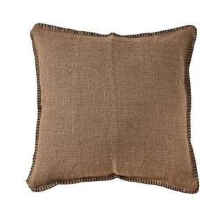In lino dalla mano grezza, la fodera di Zoco Home ha il bordo ricamato a contrasto. Misura 45 x 45 cm; costa 39 euro. zocohome.com