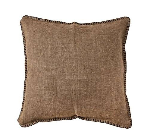 In lino dalla mano grezza, la fodera di Zoco Home ha il bordo ricamato a contrasto. Misura 45 x 45 cm; costa 39 euro. zocohome.com