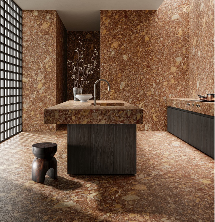 Venice Red della collezione Stone Edition di Del Conca è il gres porcellanato che, grazie alla tecnologia Dinamika, ha aspetto realistico e materico ad effetto pietra, ricca di ciottoli, frammenti e clasti calcarei adagiati su un manto rossastro. Nel formato 60 x 120 cm costa 75 euro al mq + Iva. www.delconca.com