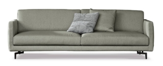 Bart di Doimo Salotti ha lo scheletro in legno con imbottitura in poliuretano espanso e molleggio della seduta costituito da cinghie elastiche. Esiste anche in versione modulare. Nella misura L 246 x P 102 x H 87 cm costa da 3.329 euro. www.doimosalotti.it