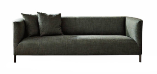 Breeze di Molteni&C riduce qualsiasi elemento superfluo: i piedini sono essenziali, la seduta continua senza cuscinature, il bracciolo sinuoso. Misura L 183 x P 88 x H 67 cm e costa a partire da 3.294 euro + Iva. www.molteni.it