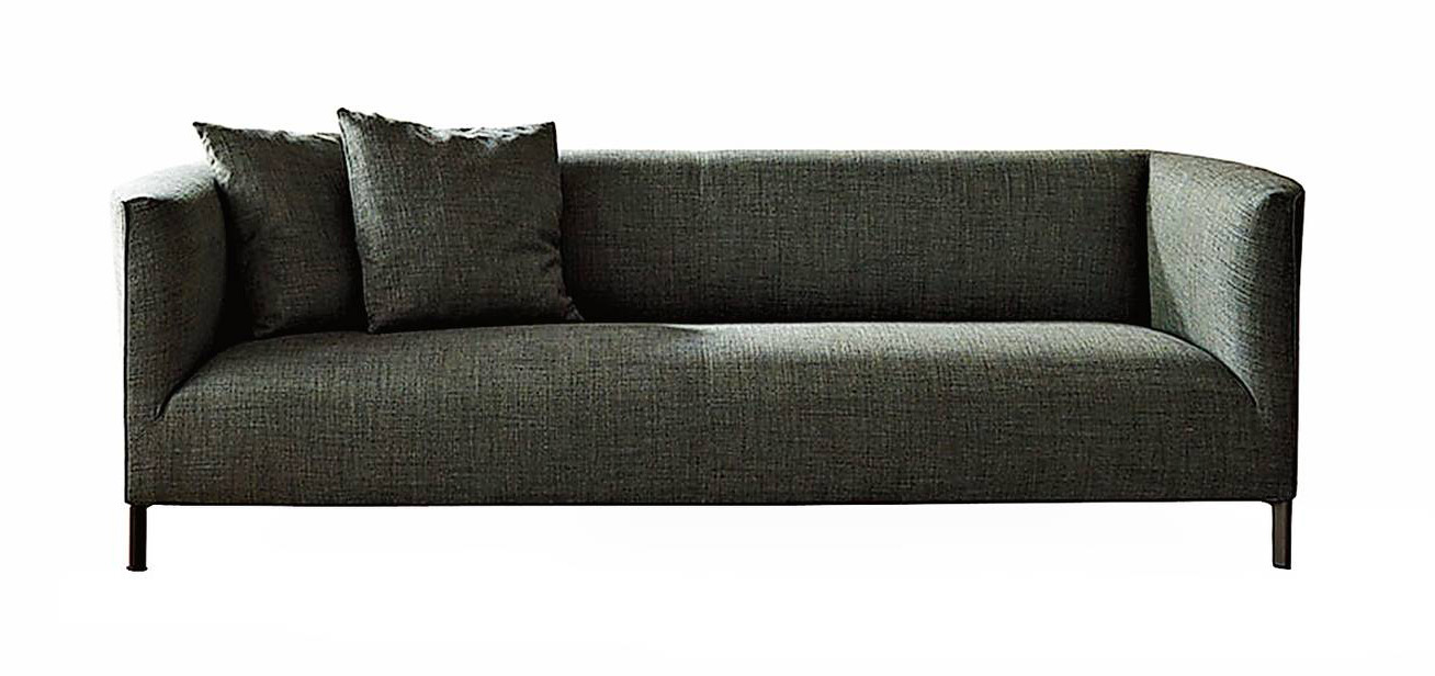 Breeze di Molteni&C riduce qualsiasi elemento superfluo: i piedini sono essenziali, la seduta continua senza cuscinature, il bracciolo sinuoso. Misura L 183 x P 88 x H 67 cm e costa a partire da 3.294 euro + Iva. www.molteni.it