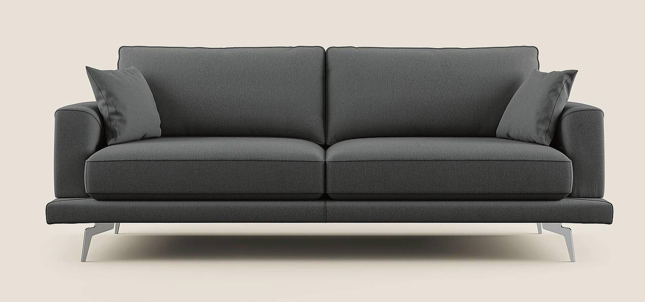 Dorian di Divani.Store, dai volumi leggeri, ha la struttura in abete e i cuscini dello schienale in piuma d'oca rivestiti in tessuto sfoderabile. Proposto in 10 colori e diverse misure, a partire da L 178 x P 93 x H 88 cm; costa da 1.129 euro. divani.store
