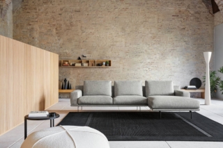 Etan di Twils ha piedini in finitura black nichel che sorreggono la silhouette leggera. Lo schienale, leggermente inclinato, accoglie tre cuscini separati che aggiungono
un senso di apertura. Misura
L 210 x P 84 + L 116 x P 164
(penisola) x H 84 cm; costa
a partire da 6.200 euro + Iva.
www.twils.it