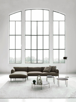 Greene System di Living Divani ha la struttura in tubolare d’acciaio con molleggio a nastri elastici in caucciù rivestito e imbottitura in poliuretano espanso. La profondità standard è di 96 cm, la larghezza varia a seconda degli elementi, l'altezza è di 63 cm; prezzo su preventivo. www.livingdivani.it