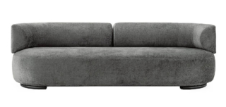 K-Waiting di Kartell è caratterizzato da volumi morbidi e forme stondate; i rivestimenti tessili dedicati coprono un ampio range, dalle superfici vellutate ai tessuti bouclé, fino a soluzioni tecniche. Misura L 230 x P 81 x H 70 cm e costa 4.869 euro. www.kartell.com