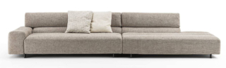 Phil di Frigerio ha la struttura in multistrato e l'imbottitura in poliuretano indeformabile; i piedini sono in metallo brunito. Misura L 300 x P 90 x H 78 cm; prezzo da rivenditore. www.frigerio.com