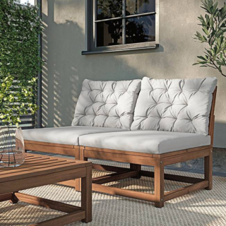È in acacia massiccia il divano componibile Nämmarö di Ikea con cuscini rivestiti in poliestere (min 90% riciclato). Da due posti misura L 126 x P 74 x H 82 cm
e costa 240 euro. www.ikea.com