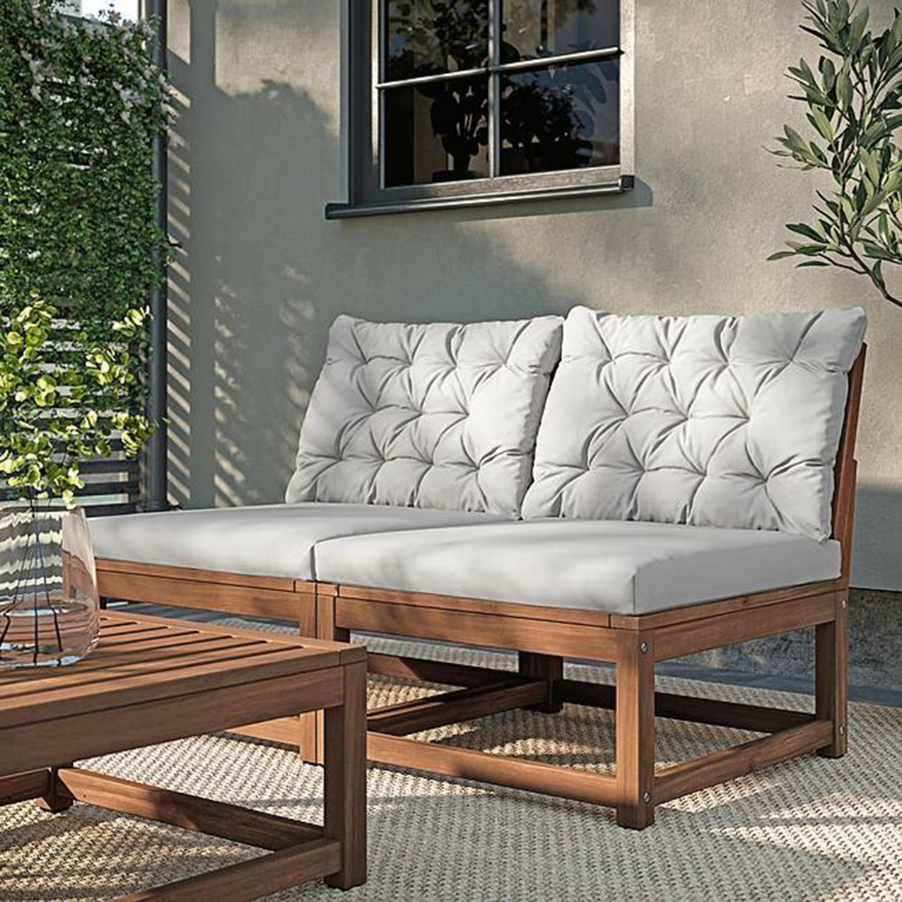 È in acacia massiccia il divano componibile Nämmarö di Ikea con cuscini rivestiti in poliestere (min 90% riciclato). Da due posti misura L 126 x P 74 x H 82 cm
e costa 240 euro. www.ikea.com