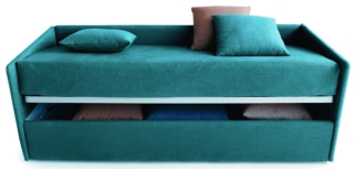 Il divano letto Space di Noctis è nella variante divano basso con contenitore, ma esiste anche con secondo letto estraibile; il rivestimento è in tessuto Tobago 61, cat. A. Misura L 91 x P 200 x H 70 cm e costa 1.580 euro. www.noctis.it