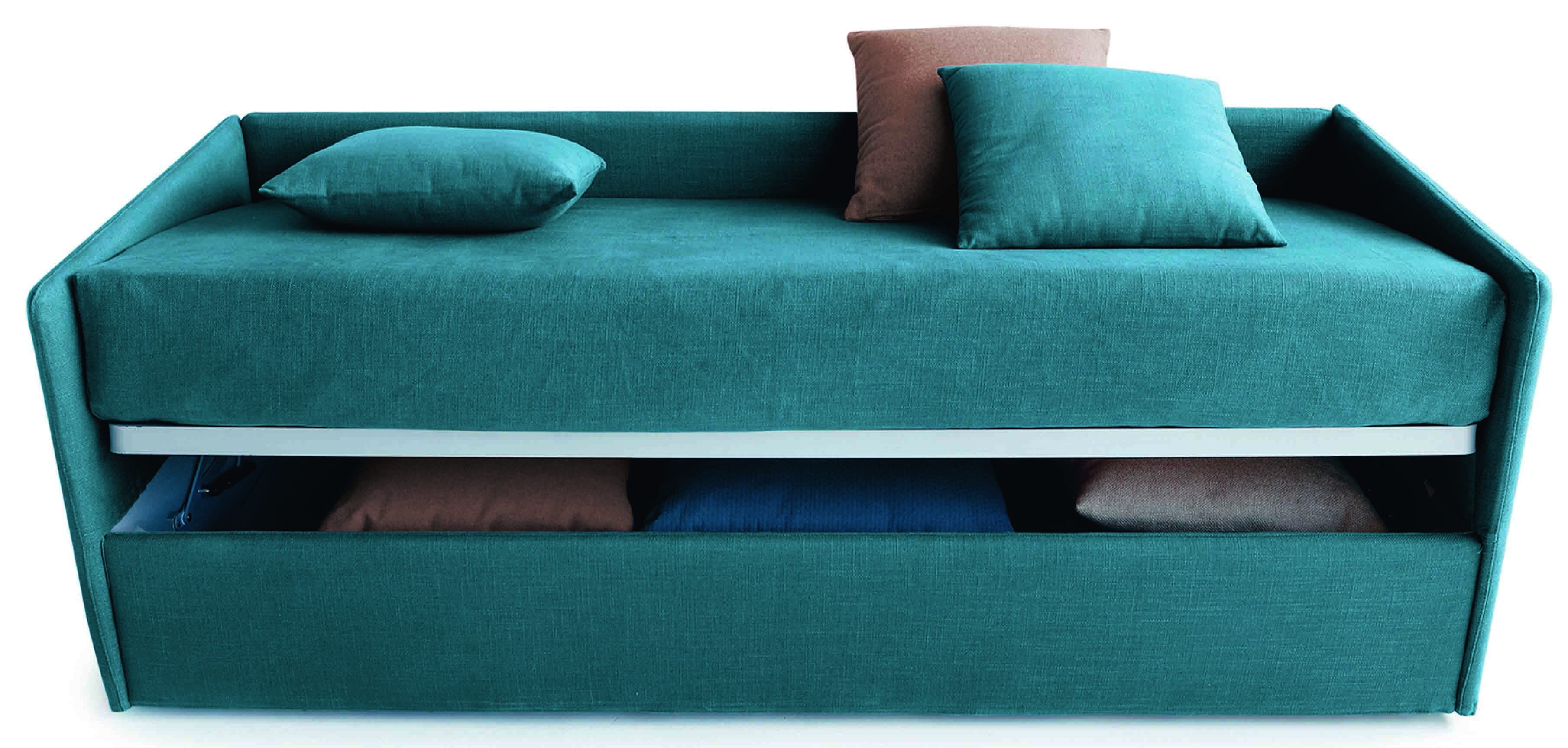 Il divano letto Space di Noctis è nella variante divano basso con contenitore, ma esiste anche con secondo letto estraibile; il rivestimento è in tessuto Tobago 61, cat. A. Misura L 91 x P 200 x H 70 cm e costa 1.580 euro. www.noctis.it