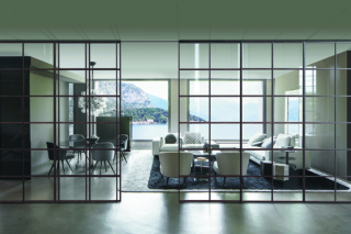 Il divisorio scorrevole Bellagio Mosaico di VIVA Porte
ha i profili in alluminio laccato color Lava che, per un effetto più classico, possono essere rivestiti anche con impiallacciatura in legno, disponibile nelle finiture rovere scuro, rovere chiaro e noce Canaletto. Inoltre, si possono inserire specchiature cieche in rovere o marmo, per giocare con l'alternanza trasparenza/opacità, e di conseguenza calibrare il grado di schermatura e di privacy desiderate. www.vivaporte.com Il divisorio scorrevole Bellagio Mosaico di VIVA Porte
ha i profili in alluminio laccato color Lava che, per un effetto più classico, possono essere rivestiti anche con impiallacciatura in legno, disponibile nelle finiture rovere scuro, rovere chiaro e noce Canaletto. Inoltre, si possono inserire specchiature cieche in rovere o marmo, per giocare con l'alternanza trasparenza/opacità, e di conseguenza calibrare il grado di schermatura e di privacy desiderate. www.vivaporte.com