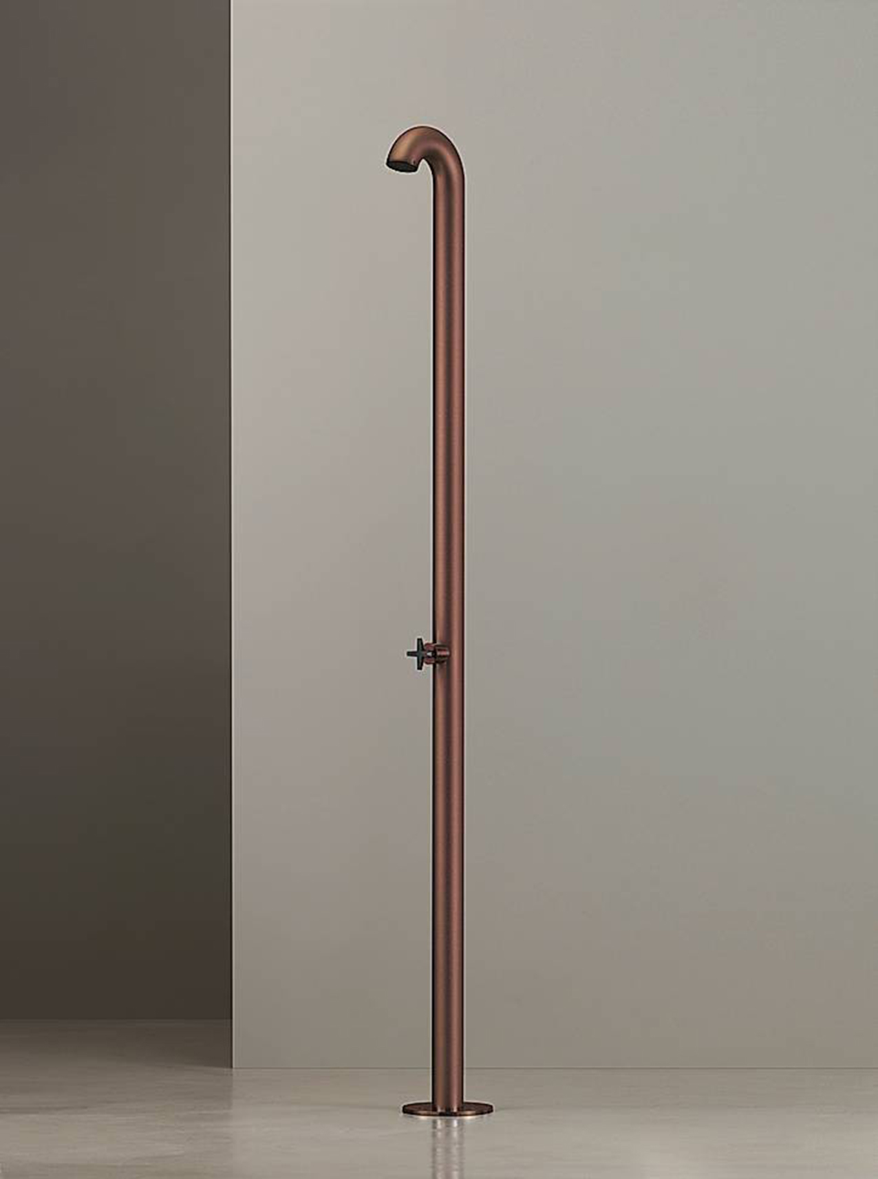 La doccia free-standing Bold di Ceadesign è in acciaio inossidabile AISI 316L, finitura Corten. Il disco di erogazione ha getto a pioggia in Delrin®. Misura Ø base 20 x H 213,7 cm; prezzo da rivenditore. www.ceadesign.it
