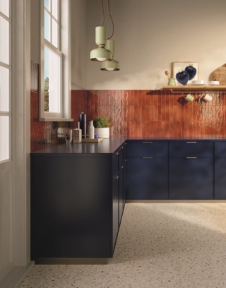 Il pavimento è rivestito con Glim di Fap Ceramiche, gres porcellanato effetto graniglia terrazzo Gemme, con finitura matt opaca, disponibile nei colori Bianco, Beige, Rosa, Salvia e Azzurro. Nel formato 60 x 60 cm costa 69,90 euro al mq + Iva. A parete è abbinato al Brick che misura 6 x 24 cm, nel colore Rosso Cuore che costa 88,40 euro + Iva. www.fapceramiche.com