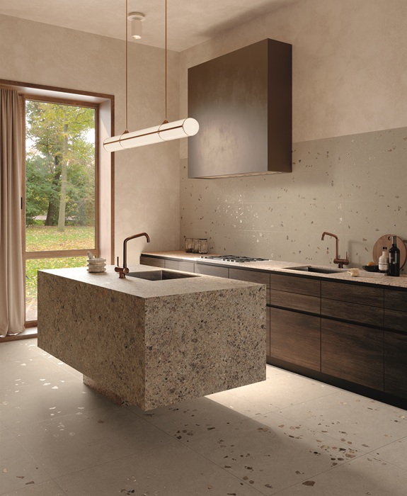 Appartiene alla serie Materia Pura di Fap Ceramiche il gres porcellanato Sassi Tortora, che riveste sia pavimento che pareti ad effetto ciottoli. A terra misura 80 x 80 cm e costa 80,50 euro al mq + Iva, rivestimento misura 30,5x91,5 cm e costa 77,40 euro al mq + Iva. L’isola è rivestita con Materia Eclettica Tortora, 120 x 278 cm, costa 128 euro + Iva. www.fapceramiche.com