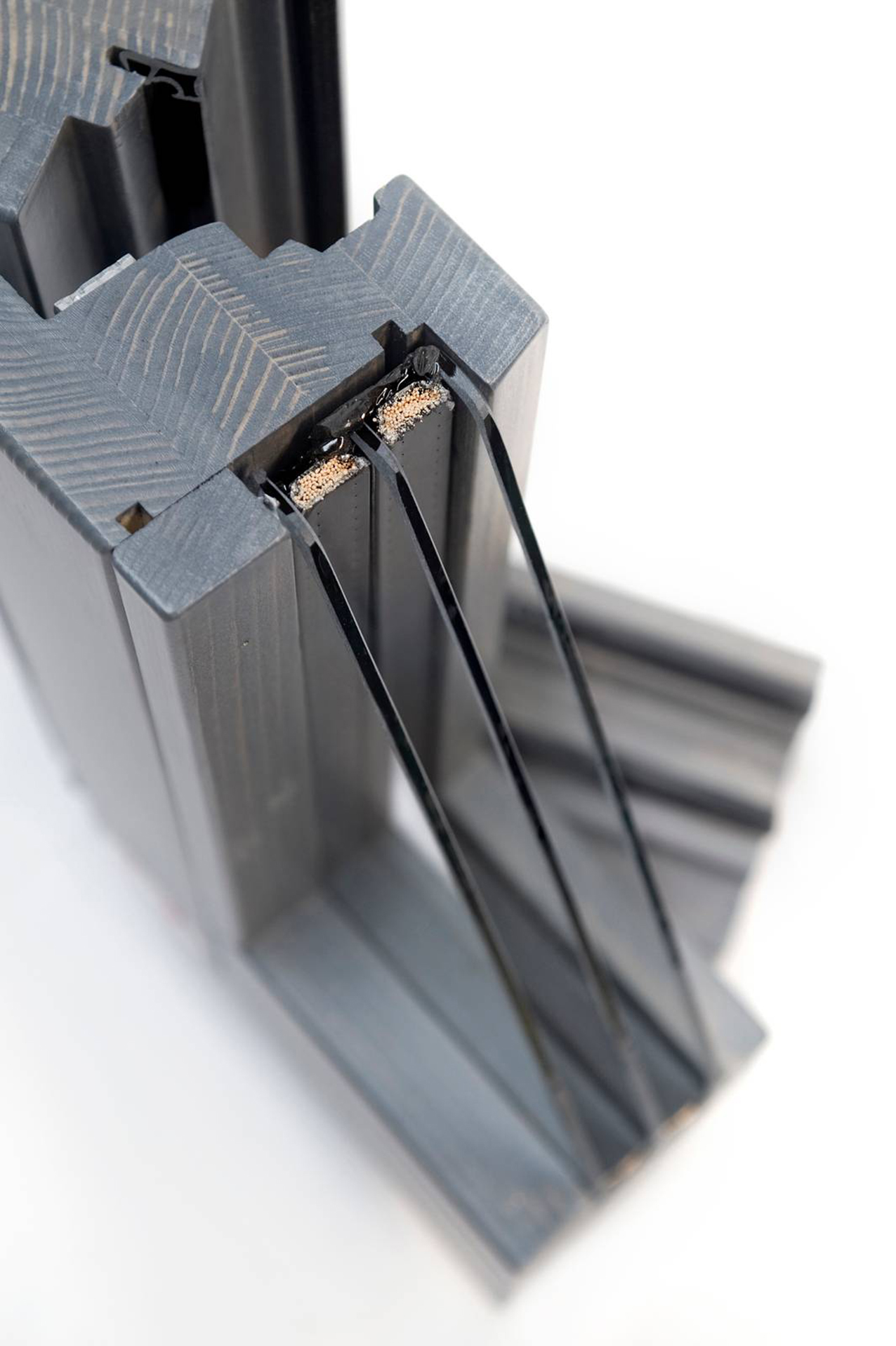 La finestra di legno Omero
di Navello, in linea con i parametri CasaClima, è realizzata su misura.
Ha guarnizioni doppie, telaio maggiorato, vetrocamere a vetro triplo e canaline warm edge. www.navello.it
