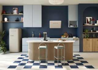 Le finiture Total Mattness di Smeg, qui nella nuova tonalità Moonlight per l'iconico frigorifero FAB, esaltano morbidezza e sensorialità. www.smeg.com Le finiture Total Mattness di Smeg, qui nella nuova tonalità Moonlight per l'iconico frigorifero FAB, esaltano morbidezza e sensorialità. www.smeg.com