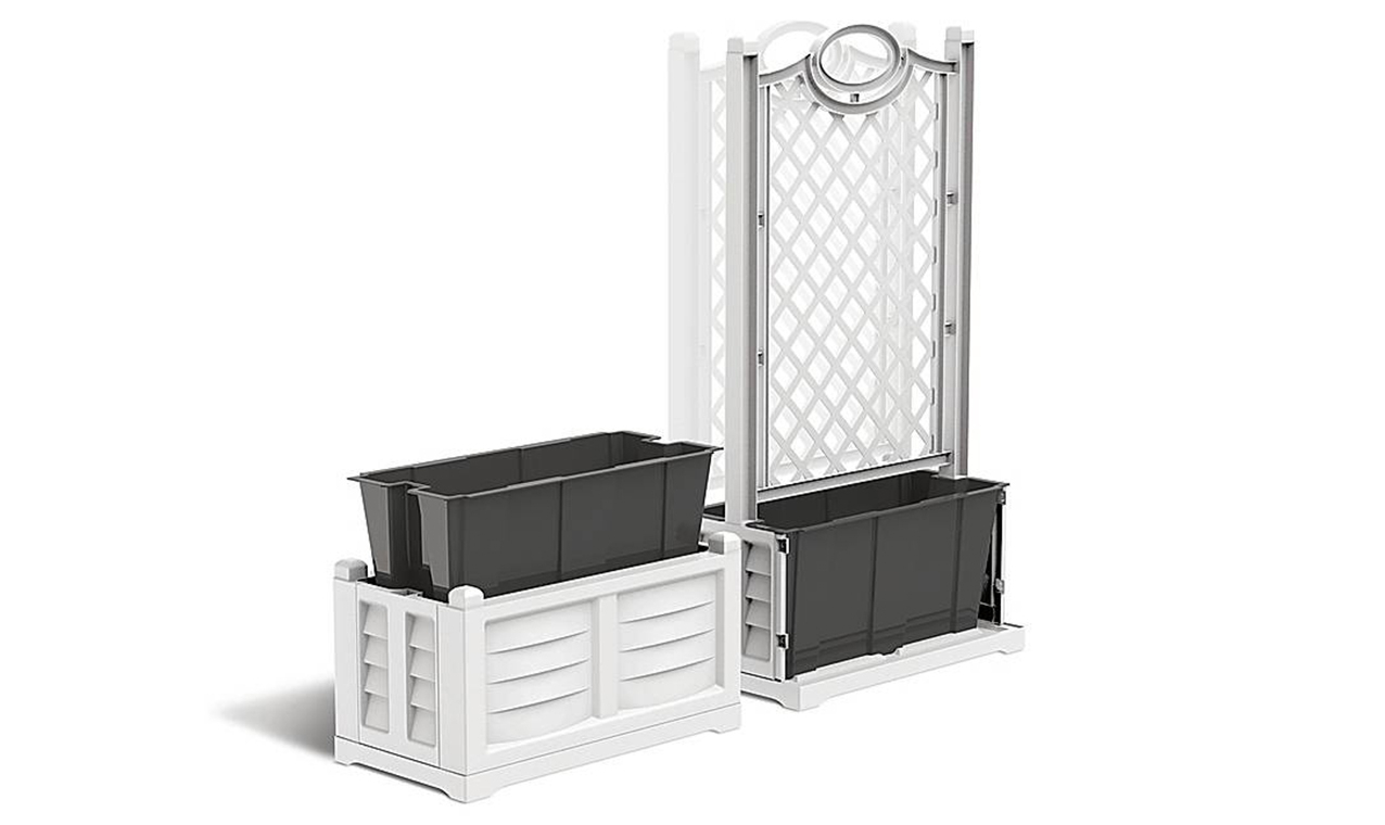 La fioriera Separé (a sinistra) e il Kit arredo di Bama
sono in materiale plastico.
La prima, dotata di spalliera, misura L 80 x P 42,5 x
H 150 cm e costa 59 euro. Il secondo, comprensivo di vaso, misura L 80 x P 42,5 x H 42 cm e costa 49 euro. www.bamagroup.com