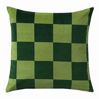 La fodera per cuscino in morbido velluto di cotone con motivo a scacchiera Idgran di Ikea misura 50 x 50 cm. www.ikea.com