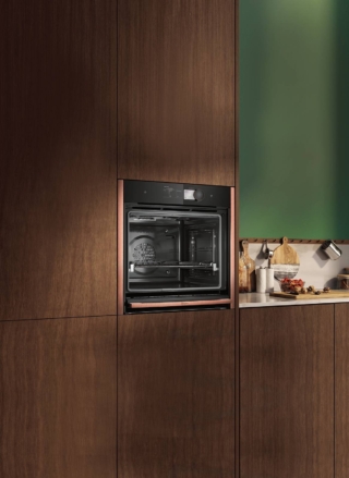Con l’app Home Connect,
inserendo una password, tramite
connessione Wi-Fi è possibile
controllare il forno da remoto, selezionare programmi di cottura
e accedere a ricette e consigli utili.Il forno a vapore da incasso N 90
di Neff ha grande display Premium Full Touch TFT da 17 cm ad alto contrasto.
In classe di efficienza energetica A,
ha un volume di 71 litri. È dotato
di sistema di pulizia pirolitica
e idrolisi. Misura L 59,6 x P 54,8 x
H 59,5 cm. Prezzo da rivenditore. Con l’app Home Connect,
inserendo una password, tramite
connessione Wi-Fi è possibile
controllare il forno da remoto, selezionare programmi di cottura
e accedere a ricette e consigli utili.Il forno a vapore da incasso N 90
di Neff ha grande display Premium Full Touch TFT da 17 cm ad alto contrasto.
In classe di efficienza energetica A,
ha un volume di 71 litri. È dotato
di sistema di pulizia pirolitica
e idrolisi. Misura L 59,6 x P 54,8 x
H 59,5 cm. Prezzo da rivenditore.
