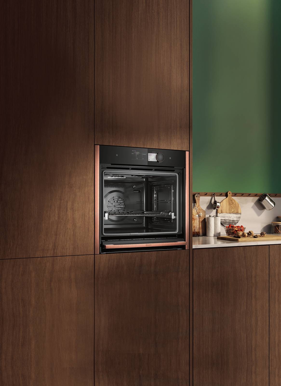 Con l’app Home Connect,
inserendo una password, tramite
connessione Wi-Fi è possibile
controllare il forno da remoto, selezionare programmi di cottura
e accedere a ricette e consigli utili.Il forno a vapore da incasso N 90
di Neff ha grande display Premium Full Touch TFT da 17 cm ad alto contrasto.
In classe di efficienza energetica A,
ha un volume di 71 litri. È dotato
di sistema di pulizia pirolitica
e idrolisi. Misura L 59,6 x P 54,8 x
H 59,5 cm. Prezzo da rivenditore. Con l’app Home Connect,
inserendo una password, tramite
connessione Wi-Fi è possibile
controllare il forno da remoto, selezionare programmi di cottura
e accedere a ricette e consigli utili.Il forno a vapore da incasso N 90
di Neff ha grande display Premium Full Touch TFT da 17 cm ad alto contrasto.
In classe di efficienza energetica A,
ha un volume di 71 litri. È dotato
di sistema di pulizia pirolitica
e idrolisi. Misura L 59,6 x P 54,8 x
H 59,5 cm. Prezzo da rivenditore.