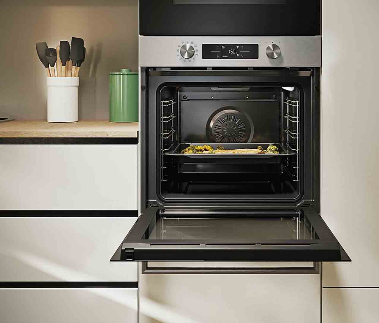 Il forno multifunzione
dispone di controllo
da remoto avanzato
e di contenuti
extra in app hOn
accessibili tramite
Bluetooth® e Wi-Fi.NewModerna
CA6 N5B3EHTX1 di Candy
è un forno elettrico
multifunzione in classe
di efficienza energetica A++.
Ha 6 livelli di cottura,
11 opzioni tra cui
la Funzione Pizza.
Con estetica in acciaio inox, ha capacità XL, fino a 78 litri.
Misura L 59,5 x P 56,8 x
H 59,5 cm e costa 549 euro. Il forno multifunzione
dispone di controllo
da remoto avanzato
e di contenuti
extra in app hOn
accessibili tramite
Bluetooth® e Wi-Fi.NewModerna
CA6 N5B3EHTX1 di Candy
è un forno elettrico
multifunzione in classe
di efficienza energetica A++.
Ha 6 livelli di cottura,
11 opzioni tra cui
la Funzione Pizza.
Con estetica in acciaio inox, ha capacità XL, fino a 78 litri.
Misura L 59,5 x P 56,8 x
H 59,5 cm e costa 549 euro.