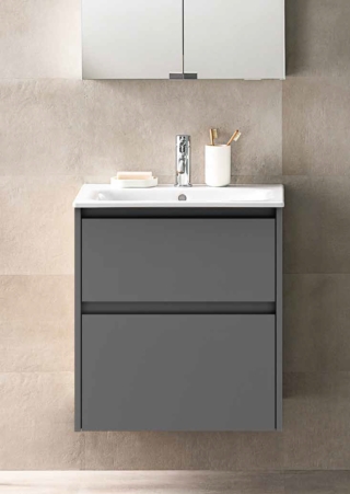 È dotato di cassetti con gola, chiusura ammortizzata e maniglie integrate il mobile lavabo sospeso della gamma Selnova Square di Geberit in foto nel color lava. La gamma è disponibile in differenti finiture e colori, tra cui bianco lucido e laccato, verde salvia, lava, sabbia, noce e rovere. Misura L 55 x P 48 x H 62,1 cm. Prezzo, Iva esclusa, 615 euro. www.geberit.it