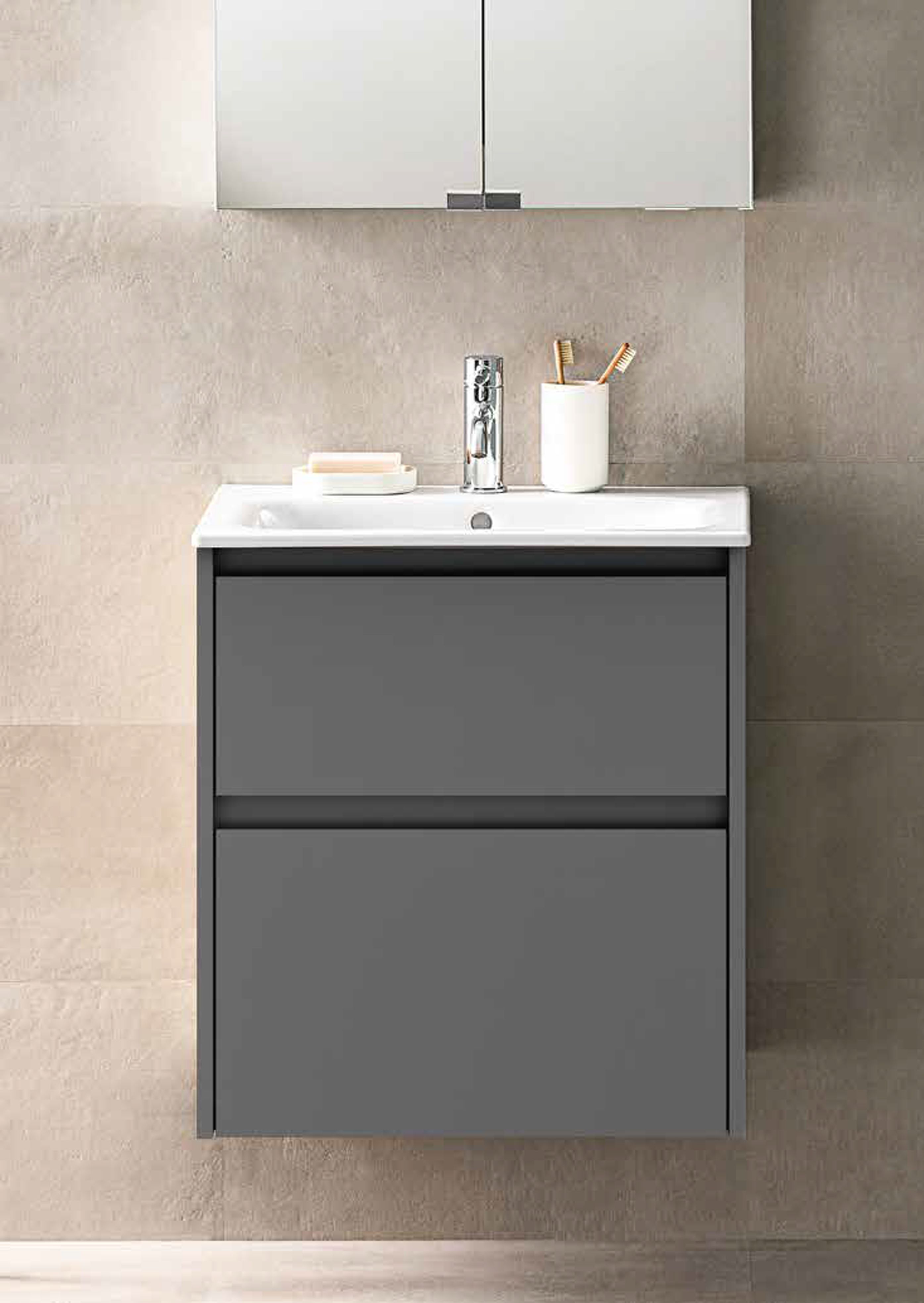 È dotato di cassetti con gola, chiusura ammortizzata e maniglie integrate il mobile lavabo sospeso della gamma Selnova Square di Geberit in foto nel color lava. La gamma è disponibile in differenti finiture e colori, tra cui bianco lucido e laccato, verde salvia, lava, sabbia, noce e rovere. Misura L 55 x P 48 x H 62,1 cm. Prezzo, Iva esclusa, 615 euro. www.geberit.it