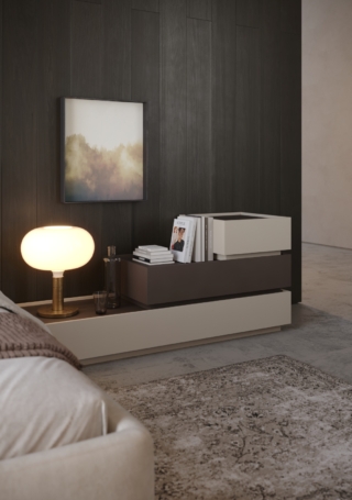 Giessegi Gruppo Versatile, personalizzabile e contemporaneo, Domino di Giessegi porta nella zona notte un’idea di arredo dinamica e funzionale. La caratteristica composizione di cassetti sfalsati crea un gioco geometrico che alleggerisce i volumi e offre libertà progettuale. Disponibile in numerose finiture nobilitate, laccate opache o lucide e arricchita da top personalizzabili effetto pietra o marmo, la collezione si adatta a stili e atmosfere differenti. Nella versione comodino sospeso, si distingue per il design essenziale e per la chiusura ammortizzata dei cassetti. Dimensioni disponibili:- Art. 1702: L 50 × P 51,5 × H 20 cm – da 191 euro IVA esclusa
- Art. 1701: L 100 × P 51,5 × H 20 cm – da 248 euro IVA esclusa
- Art. 1700: L 160 × P 51,5 × H 20 cm – da 372 euro IVA esclusa
Prezzi riferiti alla versione nobilitata; disponibili anche finiture laccato opaco e laccato lucido. www.giessegi.it Giessegi Gruppo Versatile, personalizzabile e contemporaneo, Domino di Giessegi porta nella zona notte un’idea di arredo dinamica e funzionale. La caratteristica composizione di cassetti sfalsati crea un gioco geometrico che alleggerisce i volumi e offre libertà progettuale. Disponibile in numerose finiture nobilitate, laccate opache o lucide e arricchita da top personalizzabili effetto pietra o marmo, la collezione si adatta a stili e atmosfere differenti. Nella versione comodino sospeso, si distingue per il design essenziale e per la chiusura ammortizzata dei cassetti. Dimensioni disponibili:- Art. 1702: L 50 × P 51,5 × H 20 cm – da 191 euro IVA esclusa
- Art. 1701: L 100 × P 51,5 × H 20 cm – da 248 euro IVA esclusa
- Art. 1700: L 160 × P 51,5 × H 20 cm – da 372 euro IVA esclusa
Prezzi riferiti alla versione nobilitata; disponibili anche finiture laccato opaco e laccato lucido. www.giessegi.it