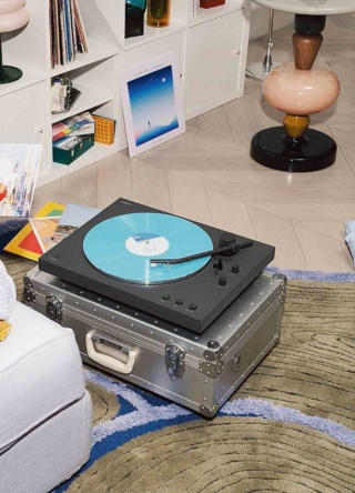 I tradizionali LP sono tornati da alcuni anni in produzione, e di tendenza sul mercato musicale. Il giradischi sta al passo: design elegante, connettività wireless tramite sistema Bluetooth®, testina di alta qualità, equalizzatore phono integrato. Il funzionamento rimane semplice, intuitivo anche per chi si avvicina per la prima volta al mondo del vinile. I tradizionali LP sono tornati da alcuni anni in produzione, e di tendenza sul mercato musicale. Il giradischi sta al passo: design elegante, connettività wireless tramite sistema Bluetooth®, testina di alta qualità, equalizzatore phono integrato. Il funzionamento rimane semplice, intuitivo anche per chi si avvicina per la prima volta al mondo del vinile.