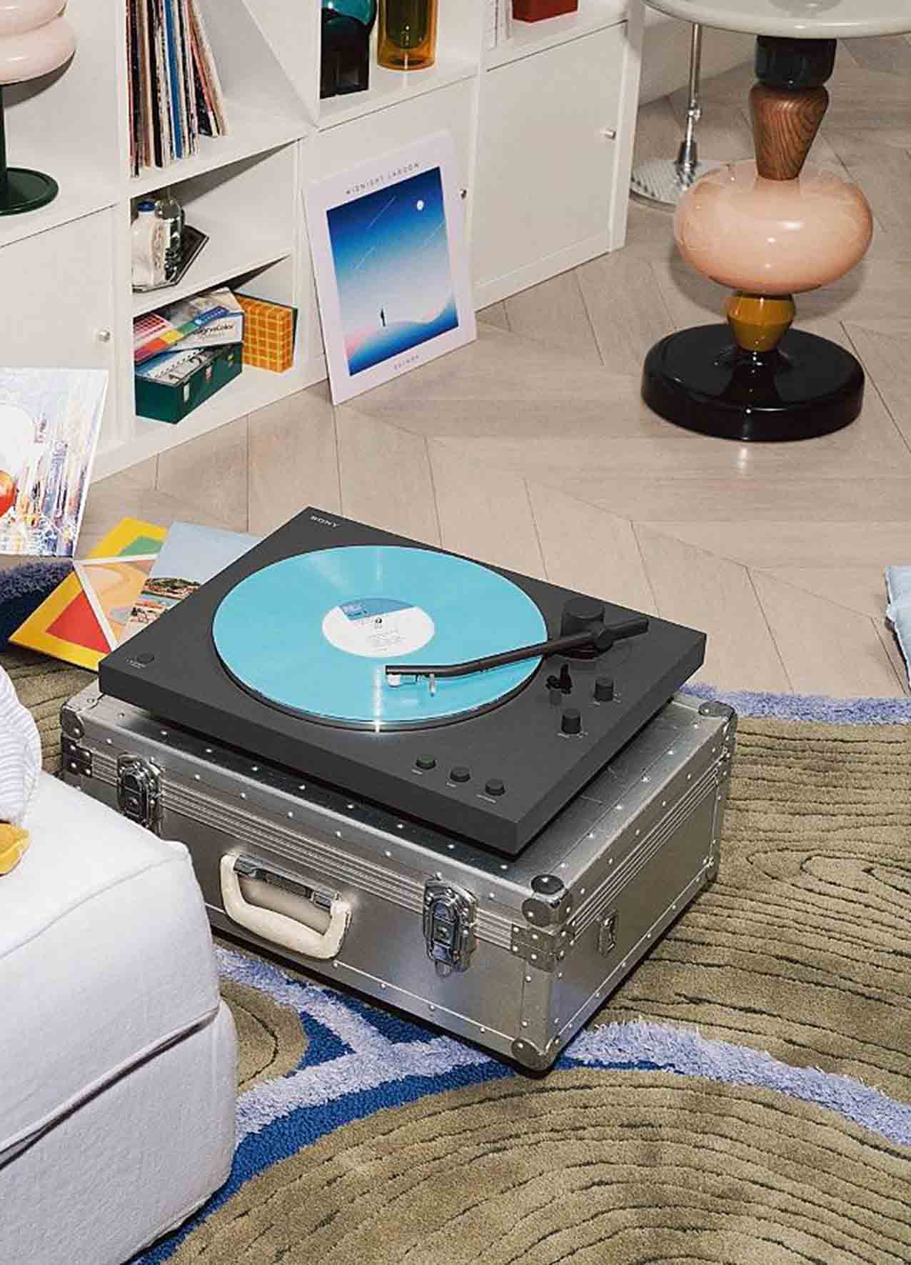 I tradizionali LP sono tornati da alcuni anni in produzione, e di tendenza sul mercato musicale. Il giradischi sta al passo: design elegante, connettività wireless tramite sistema Bluetooth®, testina di alta qualità, equalizzatore phono integrato. Il funzionamento rimane semplice, intuitivo anche per chi si avvicina per la prima volta al mondo del vinile. I tradizionali LP sono tornati da alcuni anni in produzione, e di tendenza sul mercato musicale. Il giradischi sta al passo: design elegante, connettività wireless tramite sistema Bluetooth®, testina di alta qualità, equalizzatore phono integrato. Il funzionamento rimane semplice, intuitivo anche per chi si avvicina per la prima volta al mondo del vinile.