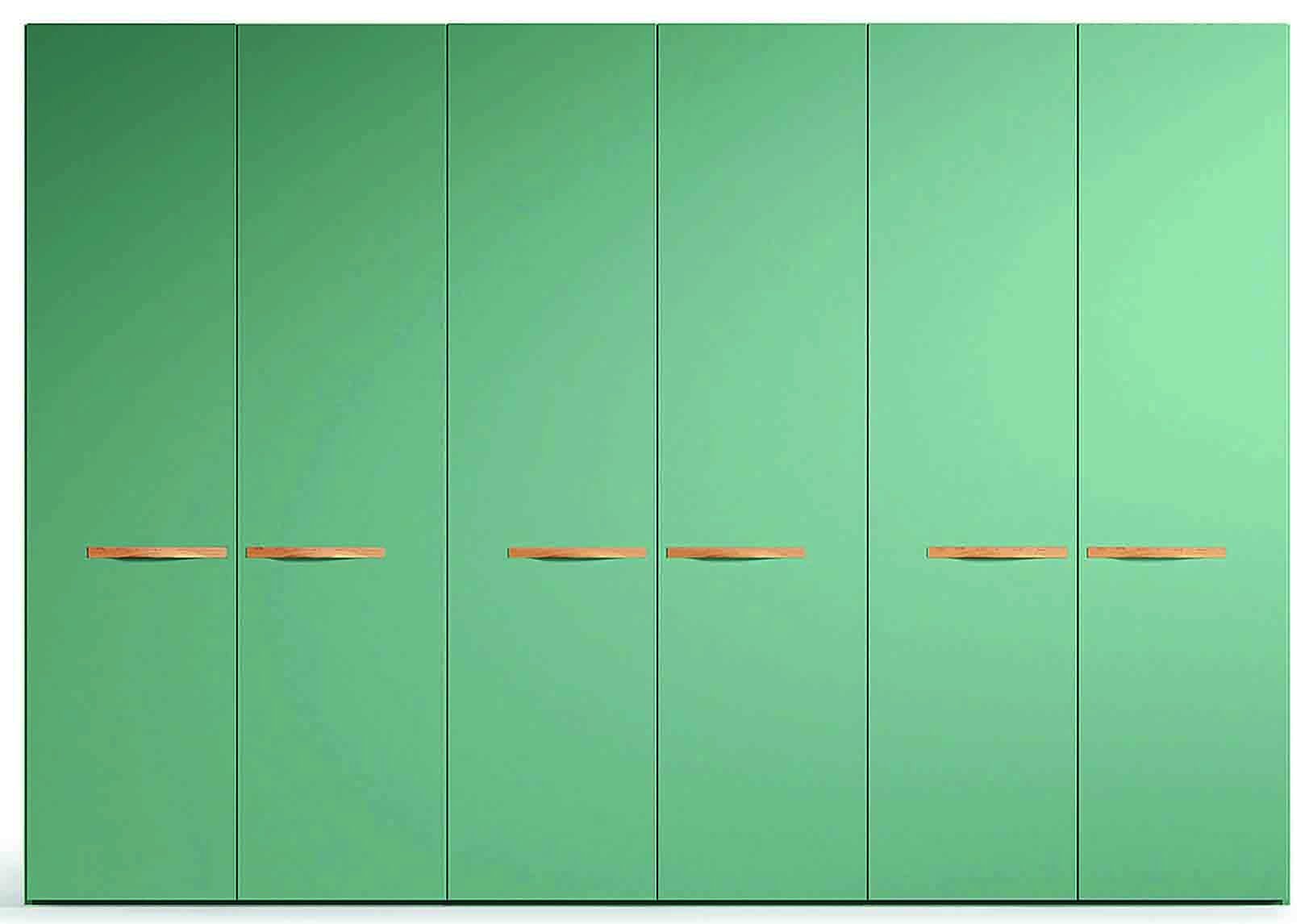 Il guardaroba Libeccio coll. Zenith Armadi di Moretti Compact è in laccato salvia opaco e impiallacciato rovere biondo.Ogni modulo misura L 124,5 x P 62 x H 257 cm; costa 1.155 euro. giornonotte.moretticompact.it