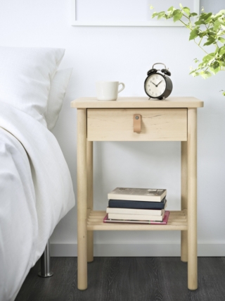In betulla massiccia, Björksnäs di Ikea porta nella zona notte una presenza calda e discreta, giocata sull’equilibrio tra semplicità formale e solidità dei materiali. La struttura valorizza le qualità naturali del legno, offrendo una sensazione autentica al tatto e alla vista. Il cassetto, progettato per apertura e chiusura fluide, è dotato di fermacassetto che ne garantisce stabilità e sicurezza nell’uso quotidiano. Compatto nelle dimensioni, si inserisce con facilità anche negli spazi più contenuti. L 48 x P 38 x H 69 cm. Prezzo 109 euro. www.ikea.it In betulla massiccia, Björksnäs di Ikea porta nella zona notte una presenza calda e discreta, giocata sull’equilibrio tra semplicità formale e solidità dei materiali. La struttura valorizza le qualità naturali del legno, offrendo una sensazione autentica al tatto e alla vista. Il cassetto, progettato per apertura e chiusura fluide, è dotato di fermacassetto che ne garantisce stabilità e sicurezza nell’uso quotidiano. Compatto nelle dimensioni, si inserisce con facilità anche negli spazi più contenuti. L 48 x P 38 x H 69 cm. Prezzo 109 euro. www.ikea.it