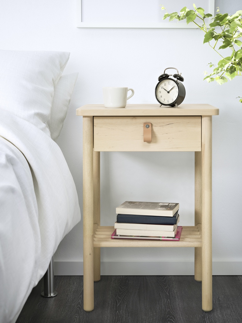 In betulla massiccia, Björksnäs di Ikea porta nella zona notte una presenza calda e discreta, giocata sull’equilibrio tra semplicità formale e solidità dei materiali. La struttura valorizza le qualità naturali del legno, offrendo una sensazione autentica al tatto e alla vista. Il cassetto, progettato per apertura e chiusura fluide, è dotato di fermacassetto che ne garantisce stabilità e sicurezza nell’uso quotidiano. Compatto nelle dimensioni, si inserisce con facilità anche negli spazi più contenuti. L 48 x P 38 x H 69 cm. Prezzo 109 euro. www.ikea.it In betulla massiccia, Björksnäs di Ikea porta nella zona notte una presenza calda e discreta, giocata sull’equilibrio tra semplicità formale e solidità dei materiali. La struttura valorizza le qualità naturali del legno, offrendo una sensazione autentica al tatto e alla vista. Il cassetto, progettato per apertura e chiusura fluide, è dotato di fermacassetto che ne garantisce stabilità e sicurezza nell’uso quotidiano. Compatto nelle dimensioni, si inserisce con facilità anche negli spazi più contenuti. L 48 x P 38 x H 69 cm. Prezzo 109 euro. www.ikea.it