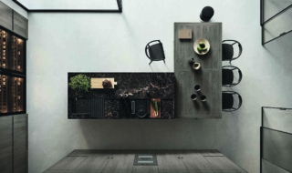 L’isola con anta Elegant in acciaio inox PVD nero e top in marmo Noir
Saint Laurent lucido (spessore 20 cm)
di questa versione di Convivium
di Arclinea integra il piano Up&Down Era di rovere grigio NFT. Un tavolo “rituale” ad altezza variabile tra 72 e 90 cm, per un uso differenziato. www.arclinea.com