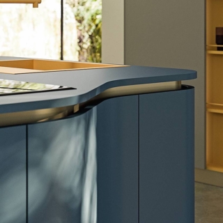 L’isola attrezzata con cottura e lavaggio del sistema Penelope di Aran Cucine
ha top e basi di Hpl Blu Berta Ker opaco. www.arancucine.it L’isola attrezzata con cottura e lavaggio del sistema Penelope di Aran Cucine
ha top e basi di Hpl Blu Berta Ker opaco. www.arancucine.it