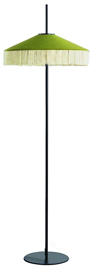 Pendala di The Masie ha il paralume in velluto con frange e la base in metallo. Misura Ø 28 x H 156 cm. www.themasie.com
