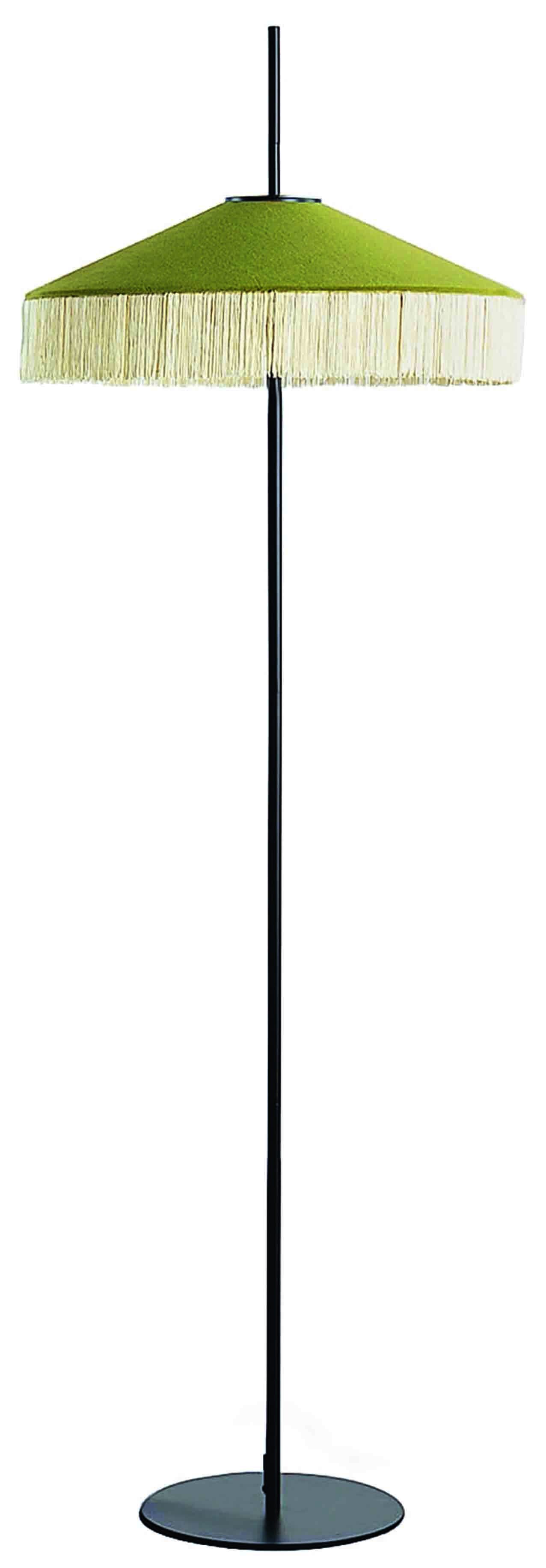 Pendala di The Masie ha il paralume in velluto con frange e la base in metallo. Misura Ø 28 x H 156 cm. www.themasie.com