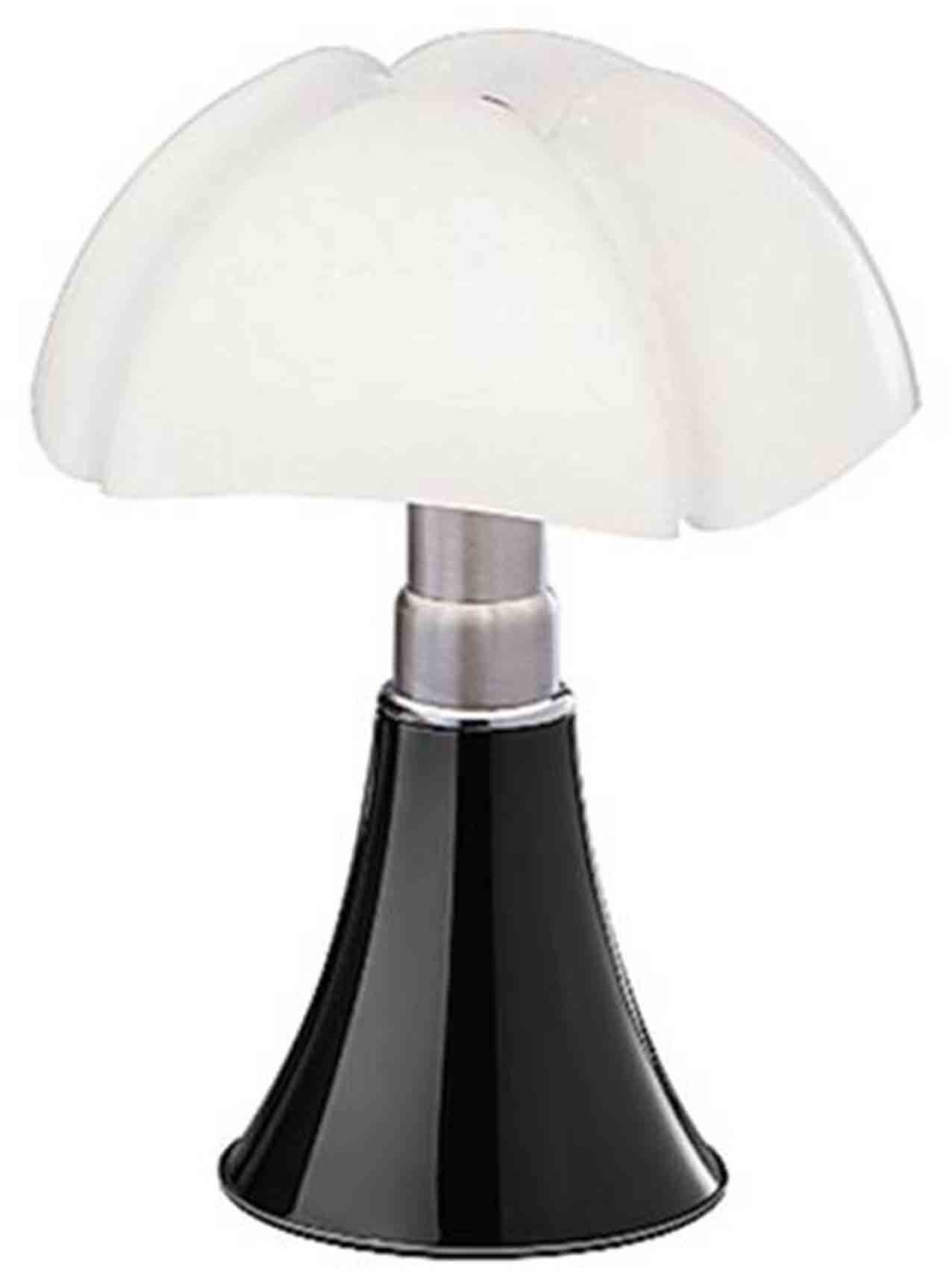 Pipistrello di Martinelli Luce, design Gae Aulenti, 1965, è regolabile in altezza tramite il sostegno telescopico in acciaio inox satinato. Il diffusore è in metacrilato opal bianco. Struttura e pomello sono in alluminio verniciato. Con lampadina o Led integrato, dimmerabile, misura Ø 55 x H 70-86 cm. Costa 1.939,80 euro. www.martinelliluce.it Pipistrello di Martinelli Luce, design Gae Aulenti, 1965, è regolabile in altezza tramite il sostegno telescopico in acciaio inox satinato. Il diffusore è in metacrilato opal bianco. Struttura e pomello sono in alluminio verniciato. Con lampadina o Led integrato, dimmerabile, misura Ø 55 x H 70-86 cm. Costa 1.939,80 euro. www.martinelliluce.it