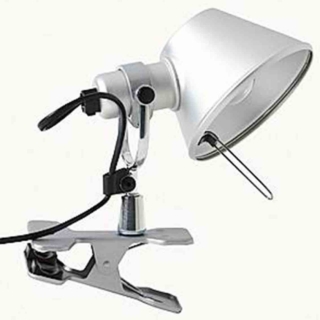 La lampada Tolomeo Pinza di Artemide, in alluminio, può essere fissata dove serve. Misura P 18 x H 23 cm. www.artemide.com La lampada Tolomeo Pinza di Artemide, in alluminio, può essere fissata dove serve. Misura P 18 x H 23 cm. www.artemide.com