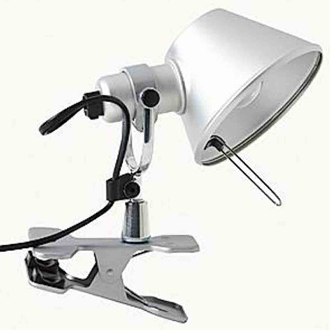 La lampada Tolomeo Pinza di Artemide, in alluminio, può essere fissata dove serve. Misura P 18 x H 23 cm. www.artemide.com La lampada Tolomeo Pinza di Artemide, in alluminio, può essere fissata dove serve. Misura P 18 x H 23 cm. www.artemide.com